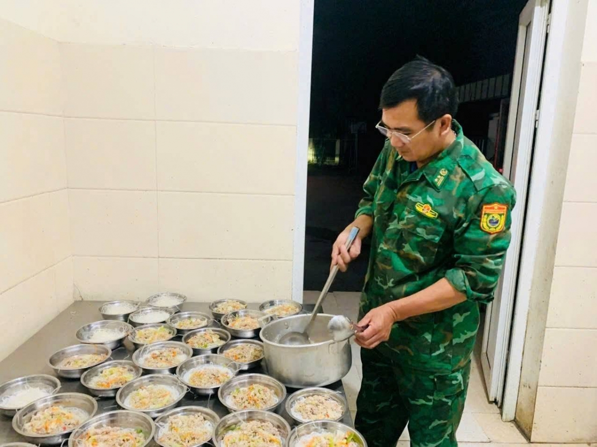 Trung tá Phan Văn Thắm chuẩn bị những bát phở nóng hổi cho học sinh tại ký túc xá vùng biên
 (Ảnh: Đồn BP Môn Sơn)