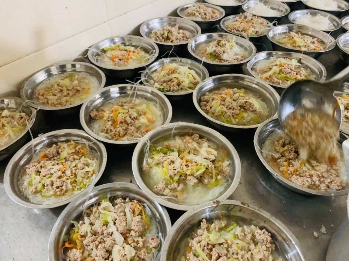 Những bát phở nóng ấm lòng học sinh dân tộc Đan Lai (Ảnh: Đồn BP Môn Sơn)
