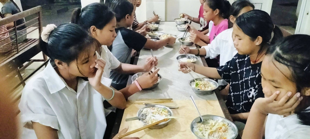 Nhiều em học sinh gia cảnh khó khăn lần đầu được biết đến hương vị món phở (Ảnh: Đồn BP Môn Sơn)