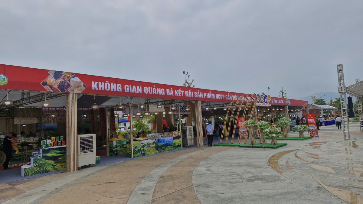 Các gian hàng giới thiệu sản phẩm OCOP, đặc sản địa phương đến người dân và du khách.
Ảnh: Thừa Xuân/VOV Tây Bắc