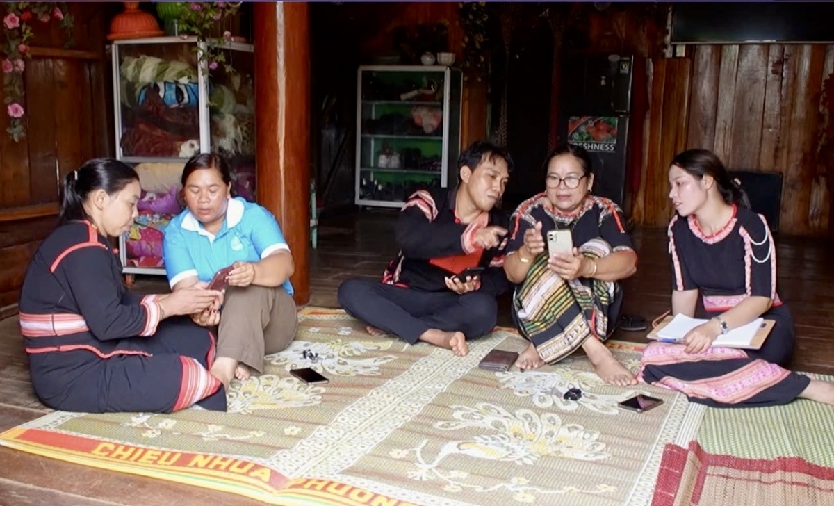Thành viên Tổ Công nghệ số cộng đồng đến từng nhà, hướng dẫn người dân cài đặt các ứng dụng thực hiện các thủ tục hành chính công. Ảnh: Hương Lý/VOV Tây Nguyên
