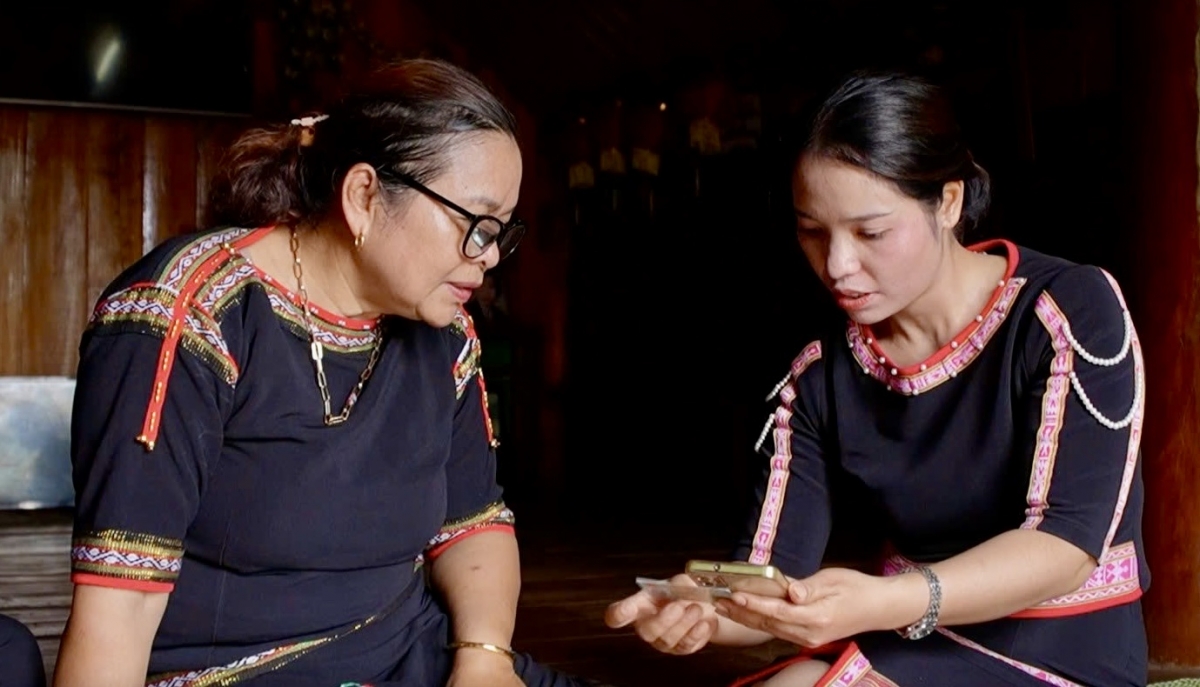 Bà H’Bé Êban, ở buôn Tah B, xã Cuôr Đăng, tỉnh Đắk Lắk ( bên trái) nay đã biết tra cứu thông tin về Bảo hiểm y tế và một số thủ tục hành chính trực tuyến. Ảnh: Hương Lý/VOV Tây Nguyên