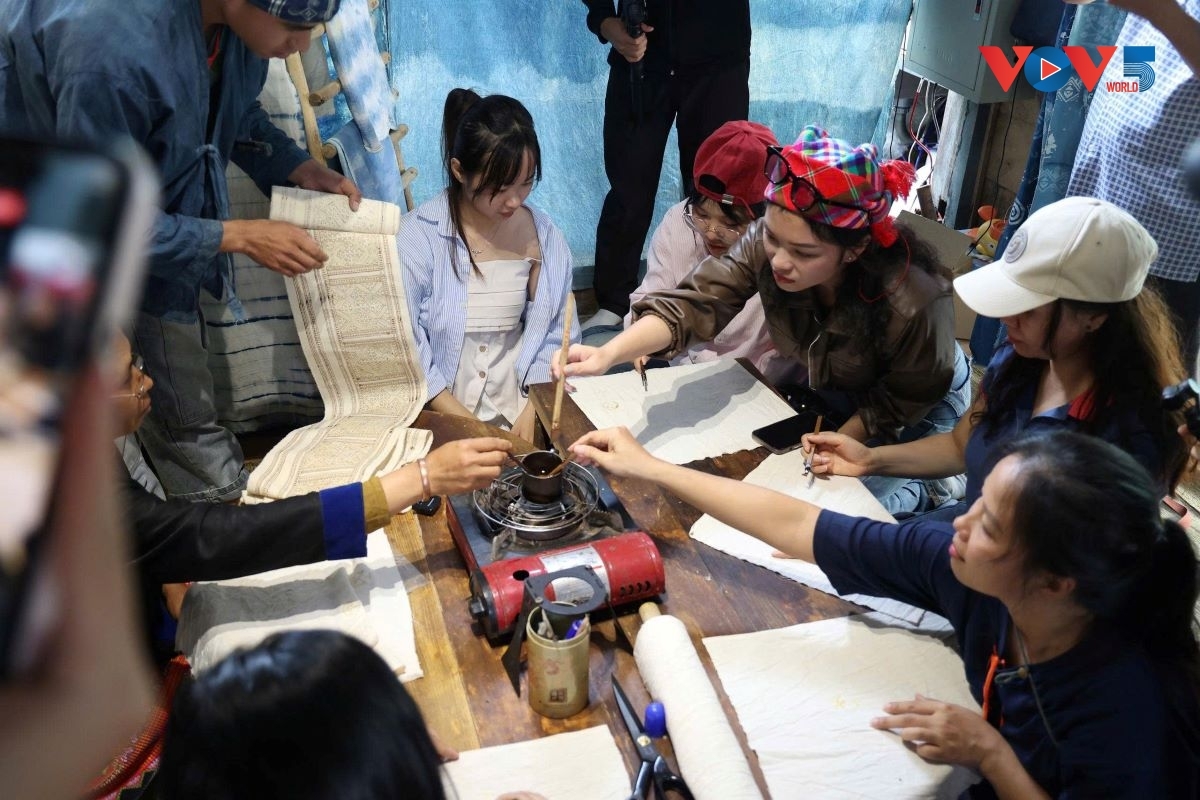 Du khách trải nghiệm work shop nhuộm chàm và vẽ sáp ong trên nền vải chàm tại xưởng nhuộm chàm Tà Xùa, xã Tà Xùa, tỉnh Sơn La. Ảnh: Thế Hùng/VOV5