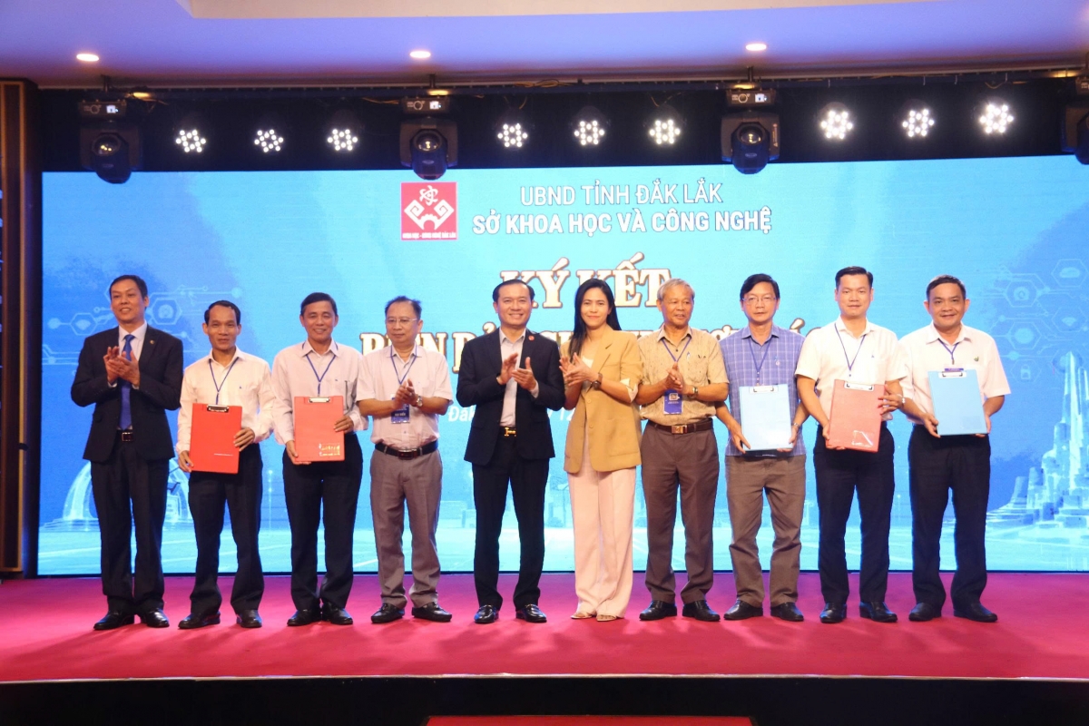 
Anih jang Khoa hŏk păng kơmăy kơmŏk dêh char Đắk Lắk kĭ pơkăp hla ar chih tơbăt jang hơdoi hăm lơ anih jang vă hơtŏk tơdrong tơplih ‘nao rơgei