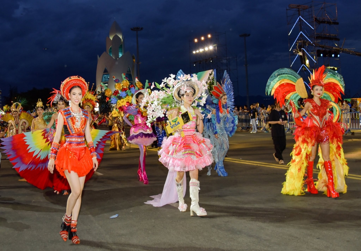 Dêh char Khánh Hòa tơchĕng hơdrol vă pơgơ̆r Festival Đak dơsĭ prăt 4 pơyan