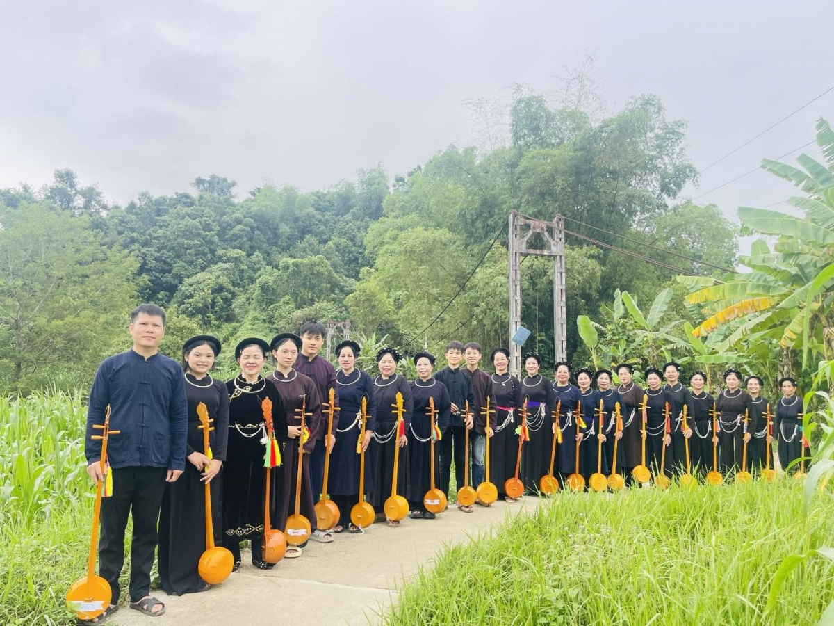 Các thành viên Câu lạc bộ Sắc Chàm, xã Nà Phặc cùng nhau gìn giữ, trao truyền những giá trị văn hóa truyền thống, nối dài tình yêu dân tộc qua từng lời then, tiếng đàn tính. Ảnh: Úy Thương/VOV Đông Bắc