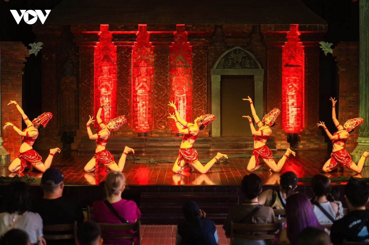 Múa Apsara do những cô gái biểu diễn