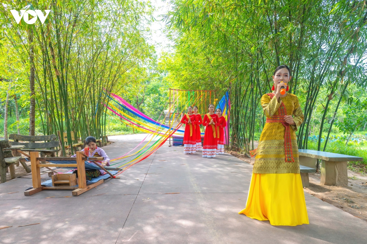 Bên hàng trúc rợp bóng mát và hồ sen, du khách được thưởng thức tiết mục Sợi chỉ đủ màu
