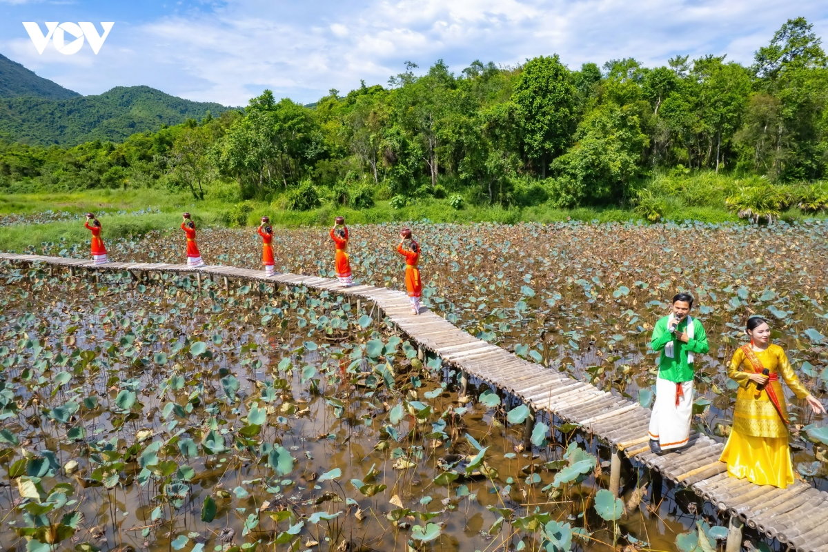 Song ca Tình làng gốm bên hồ sen