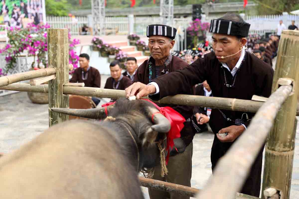 Khi thế hệ trẻ trực tiếp quan sát, lắng nghe và thực hành dưới sự hướng dẫn của nghệ nhân, di sản không chỉ được giới thiệu mà còn có cơ hội tiếp tục sống trong cộng đồng. (Ảnh: Khắc Kiên)