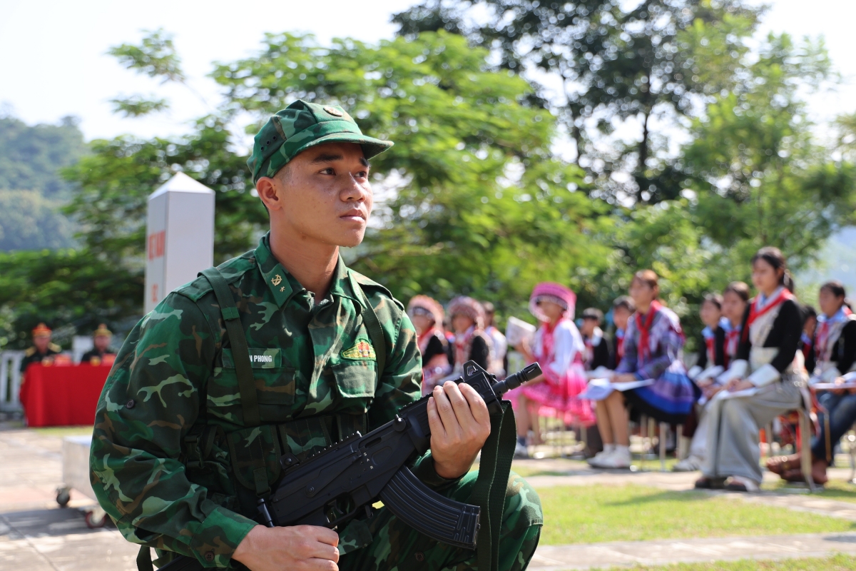 Tiết học biên cương là một trong những nội dung giáo dục đặc thù mang ý nghĩa chiến lược, tạo nền tảng vững chắc cho học sinh nội trú biên giới vững bước vào tương lai.(Ảnh: An Kiên)