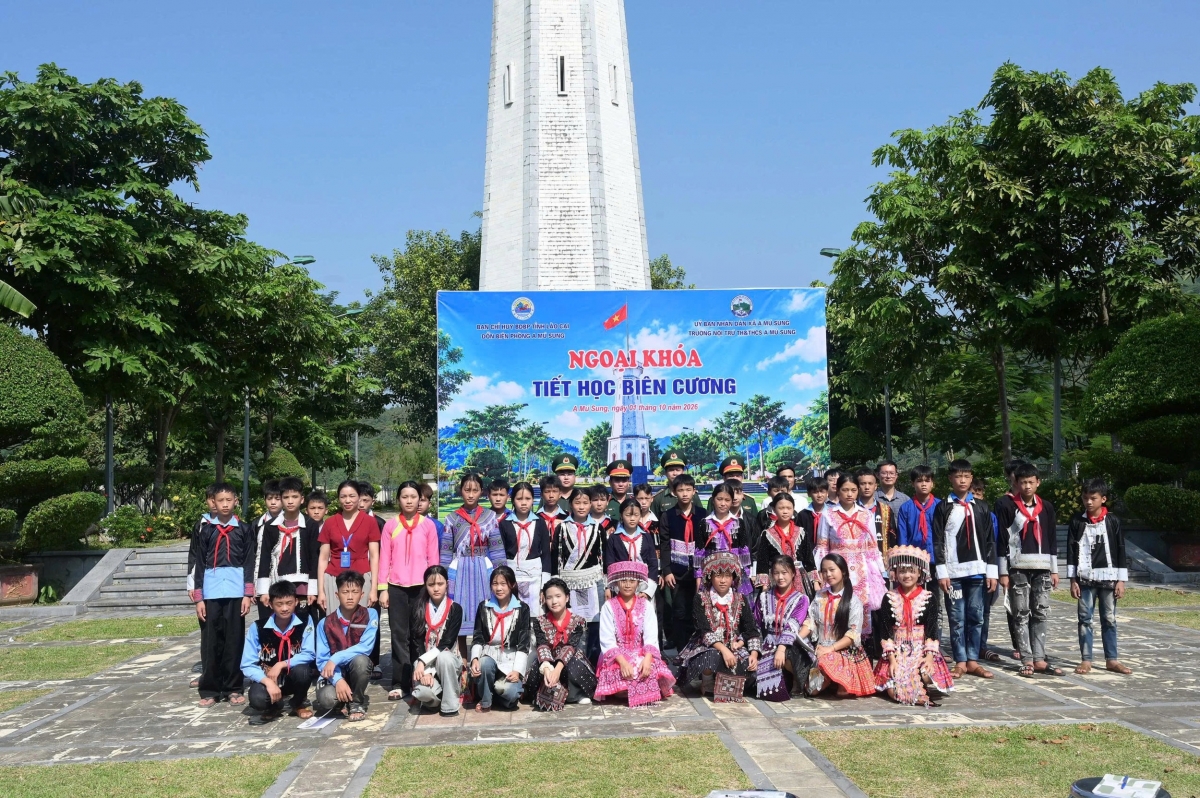 Khép lại tiết học biên cương ý nghĩa, tình quân dân, tình thầy trò càng thêm gắn kết. Những mầm non vùng cao hôm nay sẽ sớm trở thành những "cột mốc sống", kiên trung bảo vệ dải đất biên cương của Tổ quốc.(Ảnh: An Kiên)