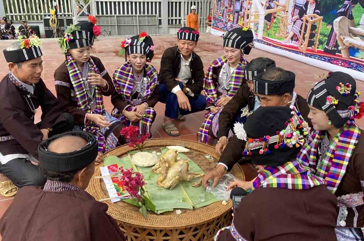 Tái hiện nghi lễ giúp di sản đến gần công chúng, nhưng cần tôn trọng trình tự, ý nghĩa và những quy ước của cộng đồng (Ảnh: Khắc Kiên)