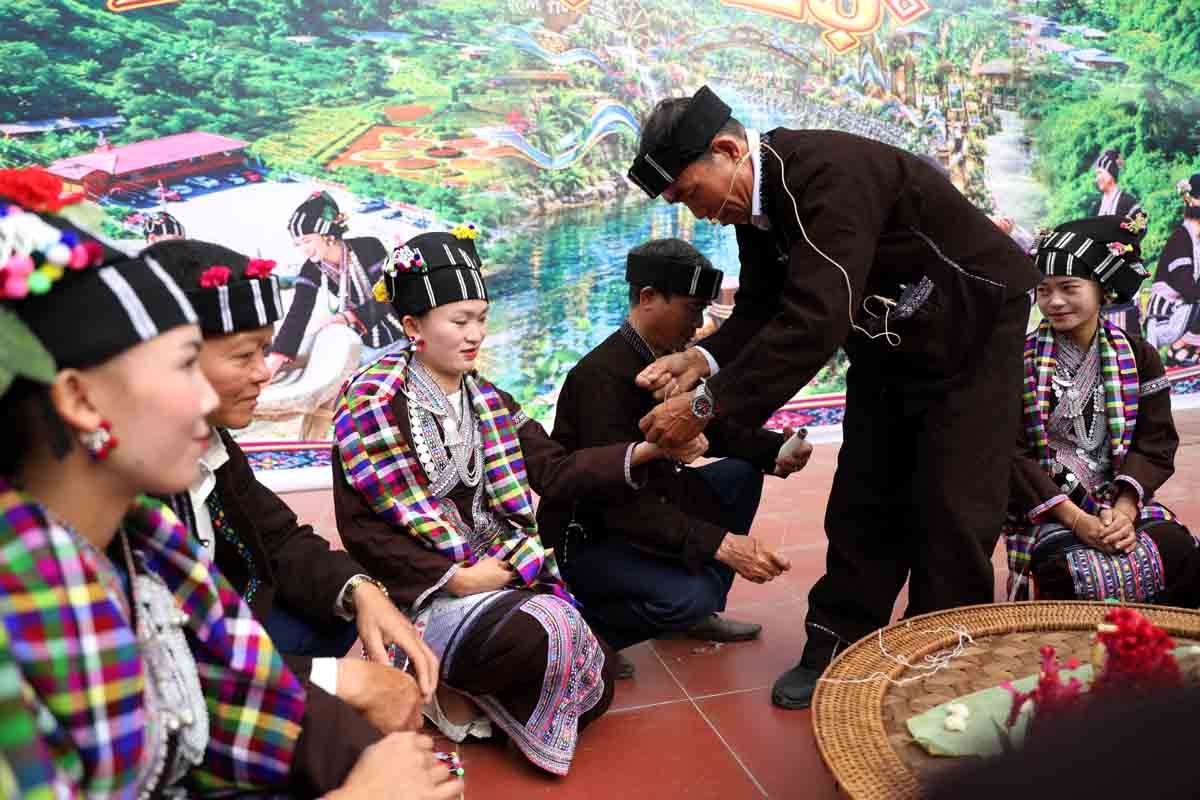 Nghi lễ buộc chỉ cổ tay cầu may được thực hiện cho hầu hết người dân trong cộng đồng, cầu mong một năm nhiều sức khỏe, bình an, sản xuất mùa vụ bội thu. (Ảnh: Khắc Kiên)
