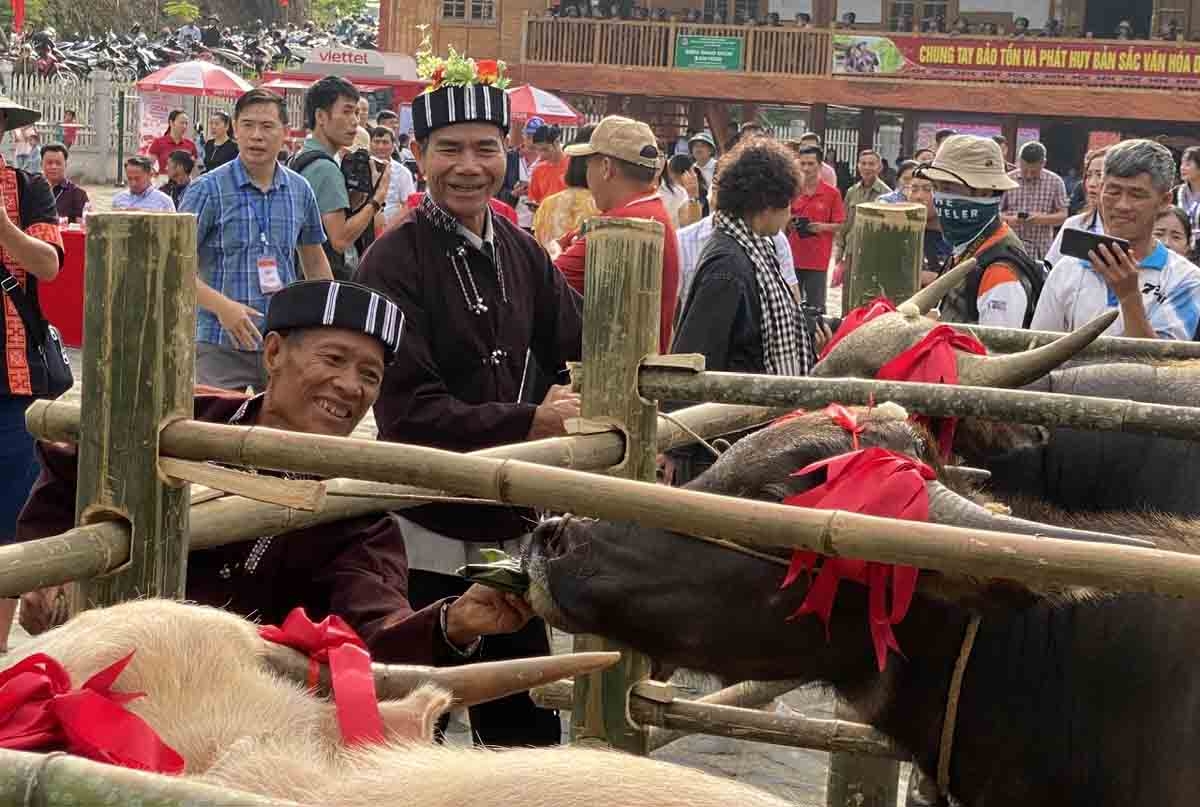 Nghệ nhân, người cao tuổi và những người am hiểu phong tục cần được tạo điều kiện truyền dạy, ghi chép và lưu giữ tri thức dân gian. (Ảnh: Khắc Kiên)