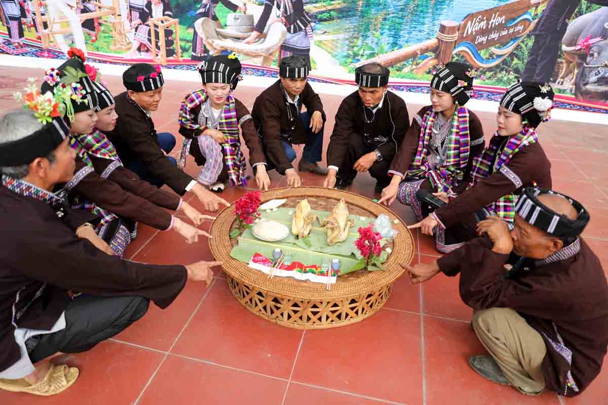 Bảo tồn nghi lễ cần bắt đầu từ cộng đồng, gắn với giáo dục văn hóa cho thế hệ trẻ và phát triển du lịch có trách nhiệm, để di sản tiếp tục hiện diện tự nhiên trong đời sống người Lự. (Ảnh: Khắc Kiên)