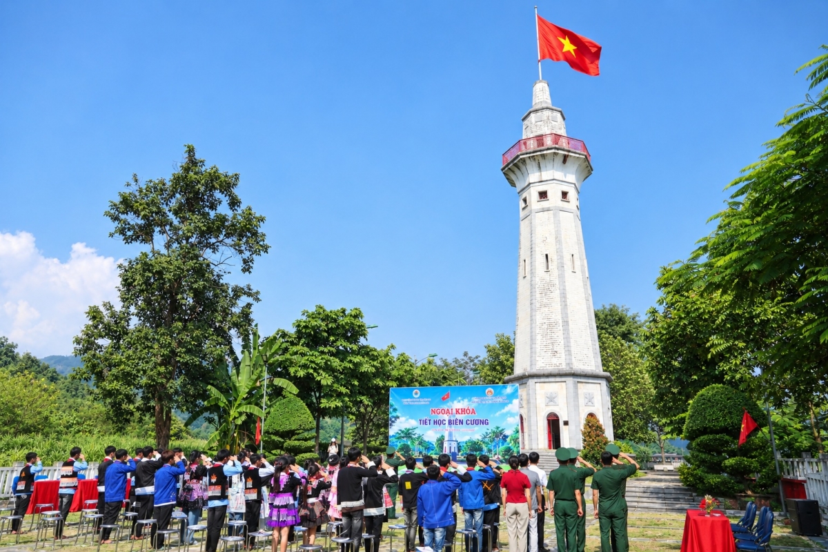 Mở đầu tiết học biên cương, thầy và trò cùng cán bộ chiến sĩ Đồn Biên phòng A Mú Sung thực hiện nghi thức chào cờ và hát Quốc ca trang nghiêm dưới chân cột cờ Lũng Pô. (Ảnh: An Kiên)