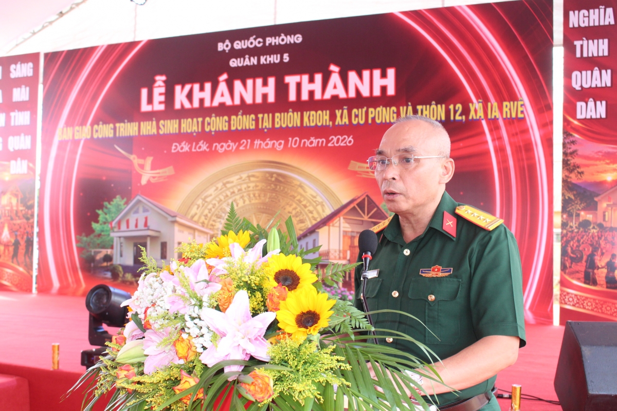 Đại tá Nguyễn Thanh Xuân - Phó Chủ nhiệm Chính trị Quân khu 5 phát biểu tại lễ khánh thành và bàn giao nhà sinh hoạt cộng đồng. (Ảnh: Trần Tuấn)