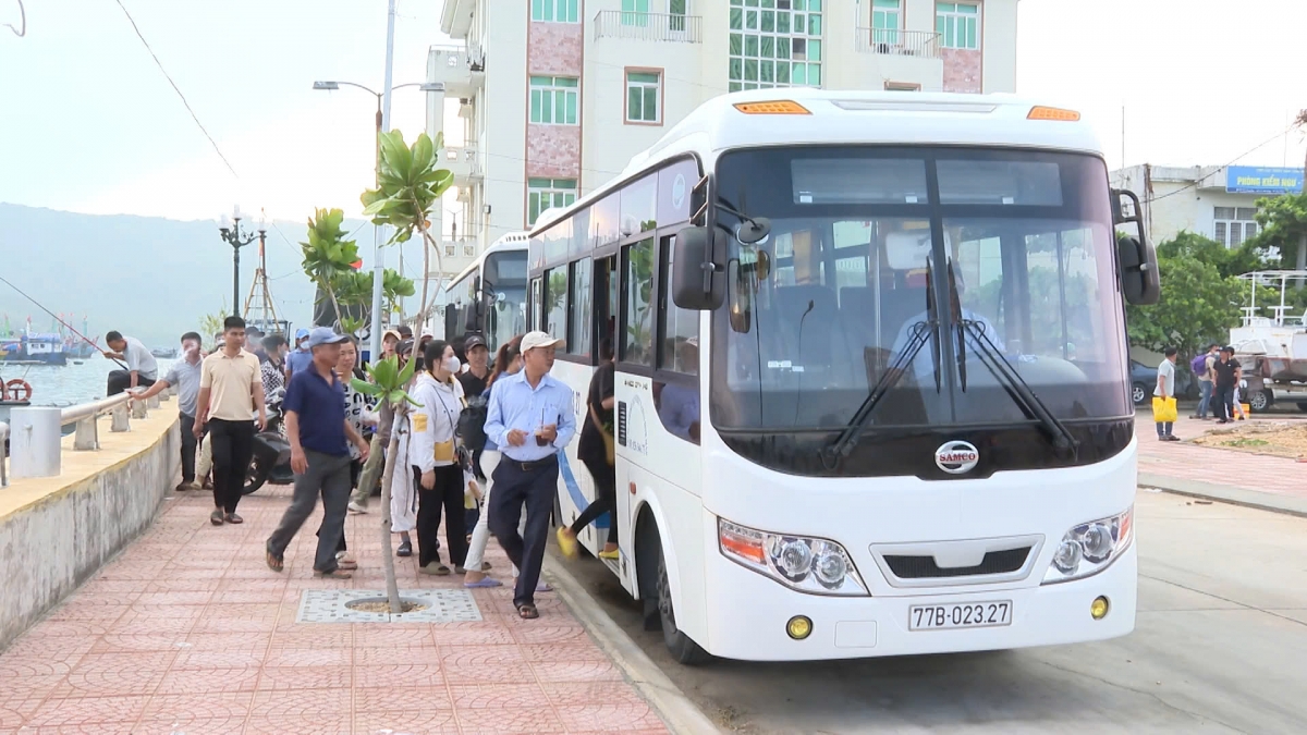 Xe chở bà con xã đảo Nhơn Châu đến điểm thi sát hạch lái xe (Ảnh: Hoàng Qui)