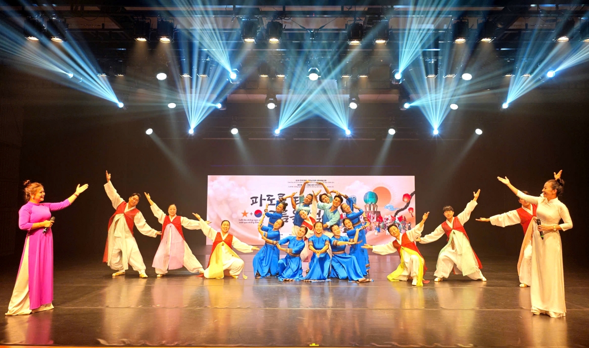 Chương trình giao lưu nghệ thuật do Sở Văn hóa, Thể thao và Du lịch tỉnh Đắk Lắk phối hợp Liên đoàn Nghệ thuật tỉnh còn gọi là Chungbuk thực hiện. (Ảnh: H Xíu)