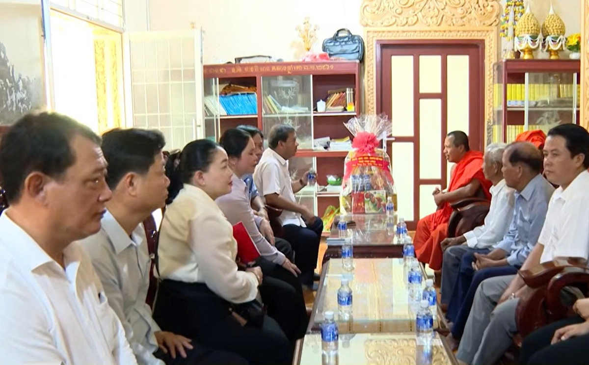 Phó Bí thư, Chủ tịch Ủy ban MTTQ Việt Nam tỉnh Kim Ngọc Thái thăm các chùa ở xã Phong Thạnh (Ảnh: Chanh Tuy)