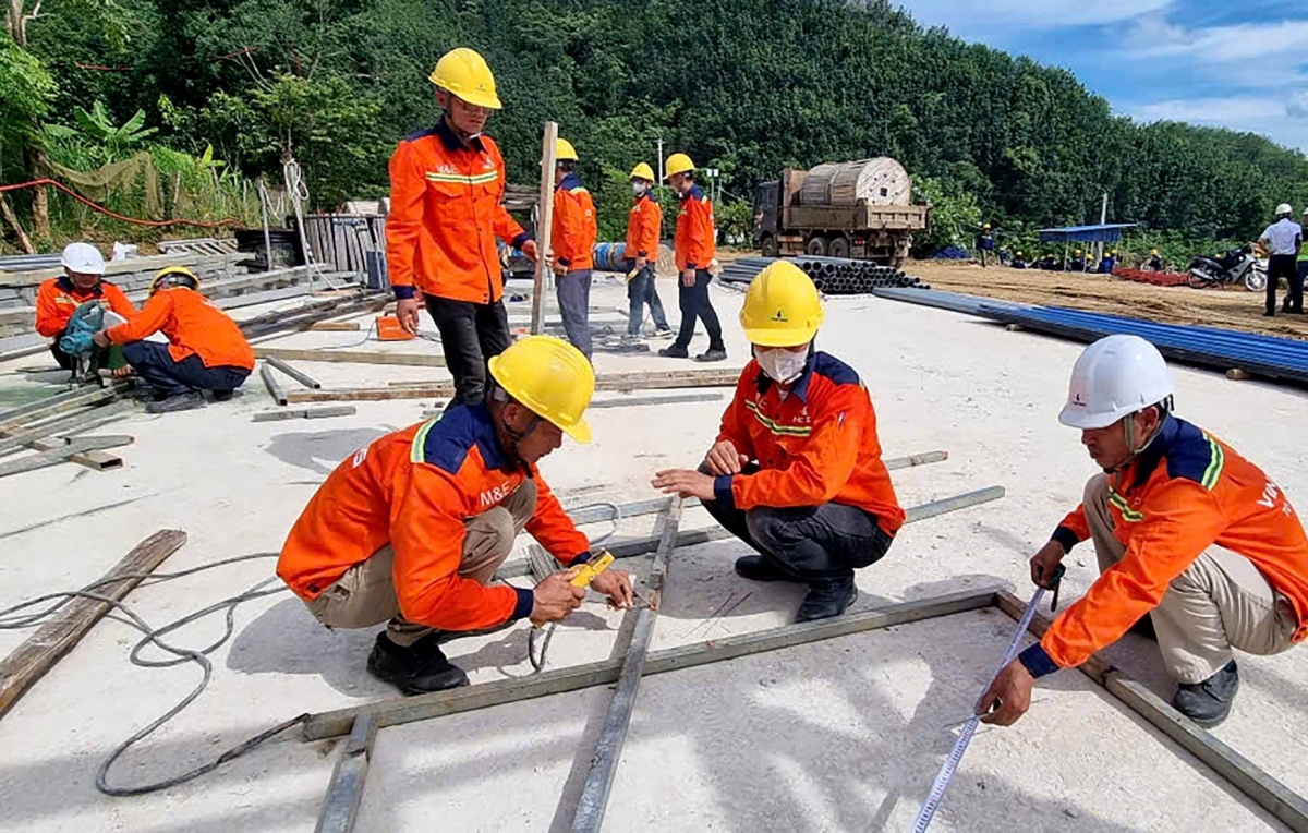 Công nhân Tập đoàn Vingroup thi công điện năng lượng mặt trời trên lòng hồ thuỷ điện Bản Chát.(Ảnh: Khắc Kiên)