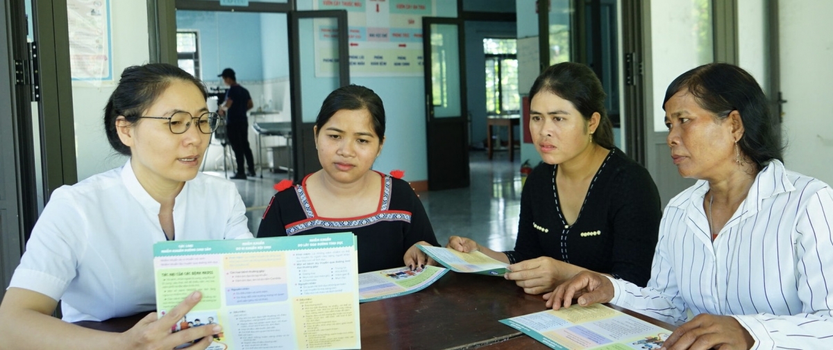 Hội viên phụ nữ ở xã Ia Puch thường xuyên trao đổi thông tin để phòng, chống mua bán người và lừa đảo trên không gian mạng.(Ảnh: Nguyễn Thảo)