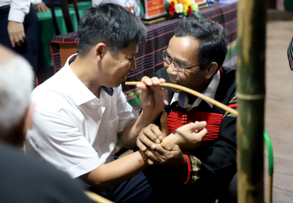 Lễ kết nghĩa tại buôn Ea Bŏng được tổ chức với nghi thức kết nghĩa truyền thống do người có uy tín trong buôn thực hiện. (Ảnh: H Xíu)