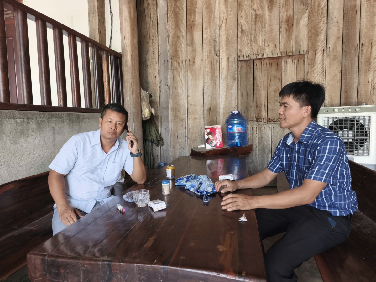 Ông Vũ Văn Thật, Trưởng thôn 5, xã Ea Súp, tranh thủ gọi điện tìm người thay thế khi ngày bầu trưởng thôn đã cận kề.(Ảnh: Nam Trang)