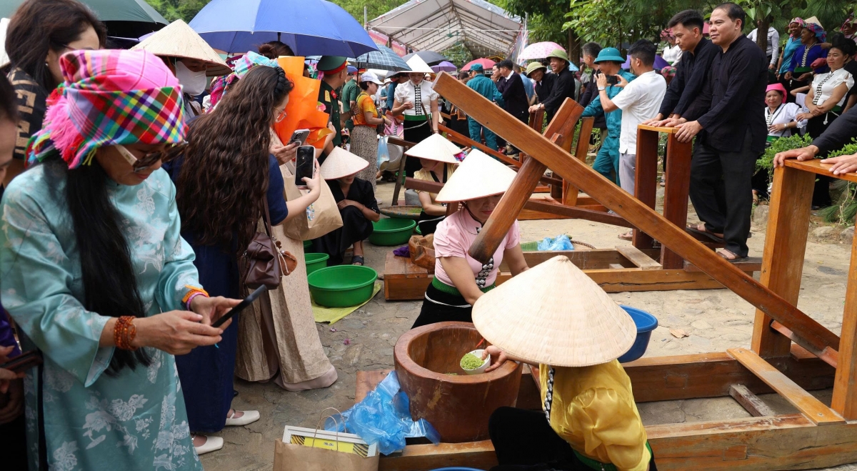 Lễ hội cốm Tú Lệ không chỉ tôn vinh hạt thóc mà còn thu hút đông đảo du khách đến Tú Lệ vào mùa thu (Ảnh: Đinh Tuấn)