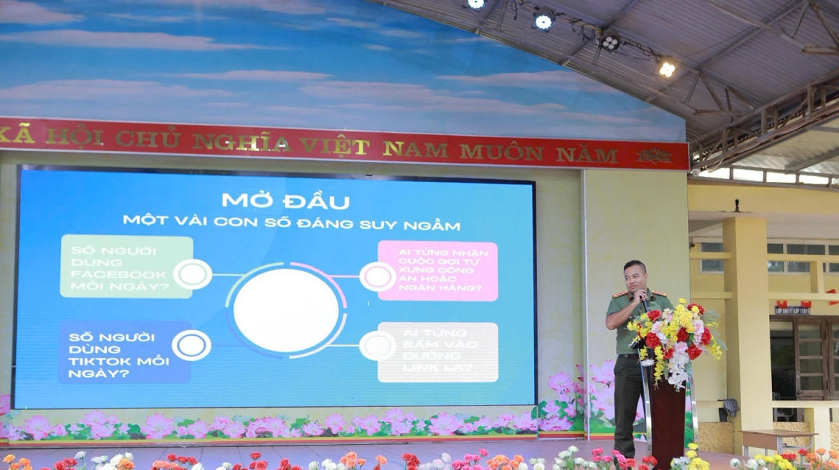 Không gian mạng sẽ khó có thể an toàn nếu người dùng giữ thói quen tin nhanh, làm ngay trước những yêu cầu bất thường. Ngược lại, mỗi lần dừng lại để kiểm chứng là một lần chiếc bẫy bị vô hiệu hóa. (Ảnh: Duy Thái)