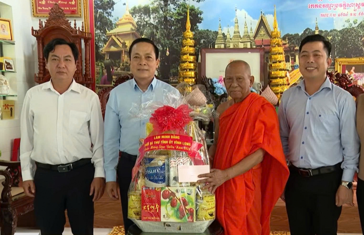 Phó Bí thư Lâm Minh Đằng thăm Hội Đoàn kết sư sãi yêu nước tỉnh. (Ảnh: Chanh Tuy)