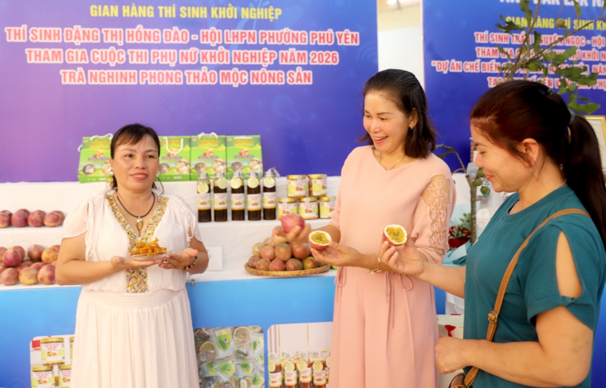 Livestream là một cách để người sản xuất đưa sản phẩm đến gần hơn với khách hàng, tìm kiếm cơ hội mở rộng thị trường. (Ảnh: H Xíu)