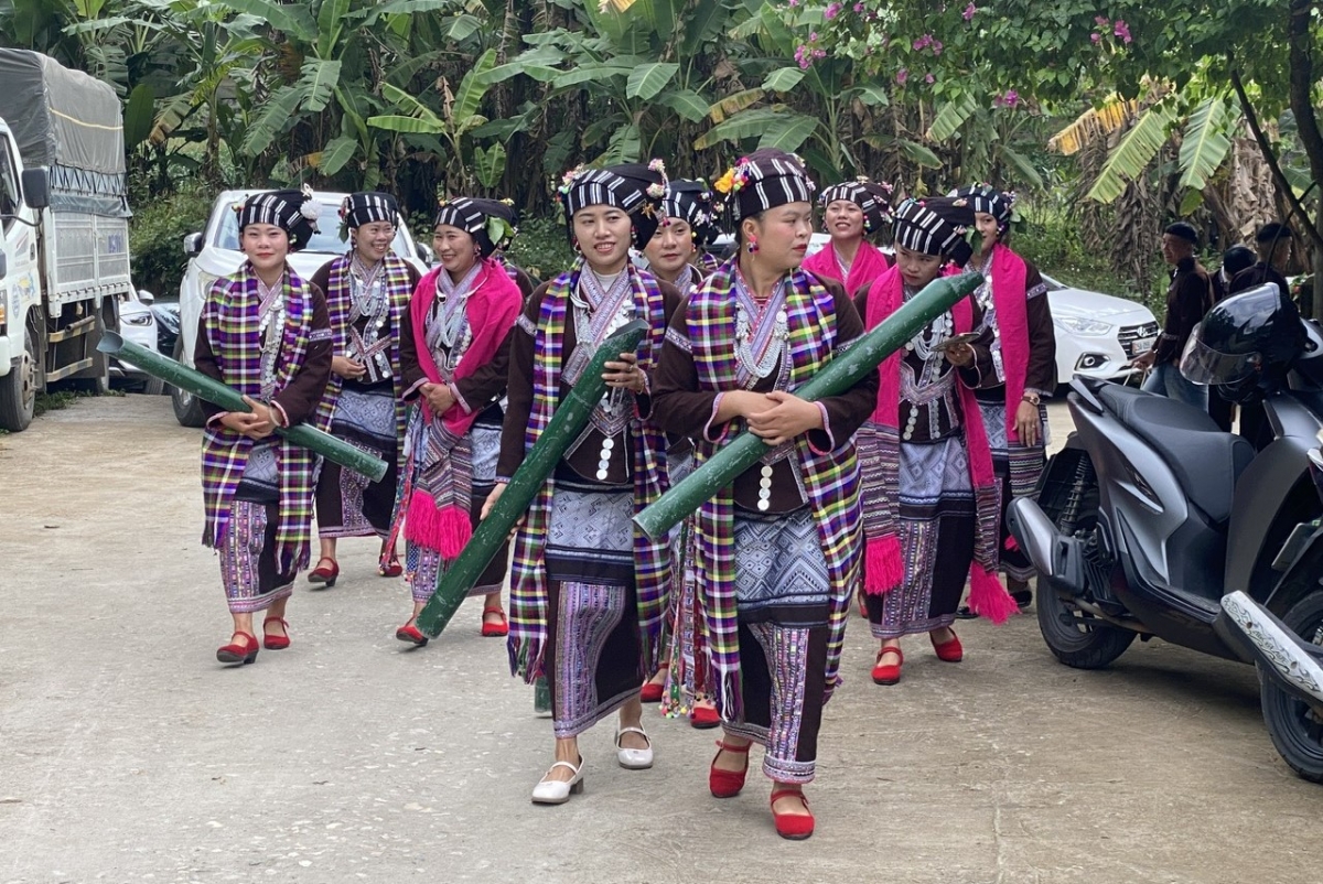 Trang phục truyền thống của người Lự góp phần tạo nên diện mạo riêng cho không gian văn hóa bản làng, kết nối những giá trị xưa với đời sống hôm nay. (Ảnh: Khắc Kiên)
