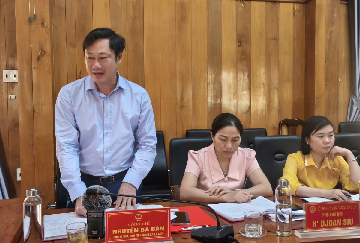 Ông Nguyễn Bá Bân, Chủ tịch UBND xã Ea Súp cho biết, trong 20 thôn, buôn của xã, đã có 8 trưởng thôn xin thôi nhiệm vụ sau 3 tháng; nhiều vị trí bí thư chi bộ vẫn còn khuyết.(Ảnh: Nam Trang)