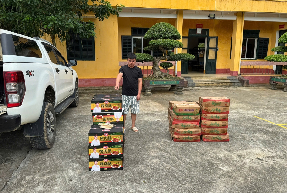 Đồn Biên phòng cửa khẩu Lý Vạn, Bộ đội Biên phòng tỉnh Cao Bằng phát hiện, bắt giữ vụ vận chuyển xúc xích nhập lậu từ Trung Quốc vào Việt Nam. (Ảnh: Duy Thái)