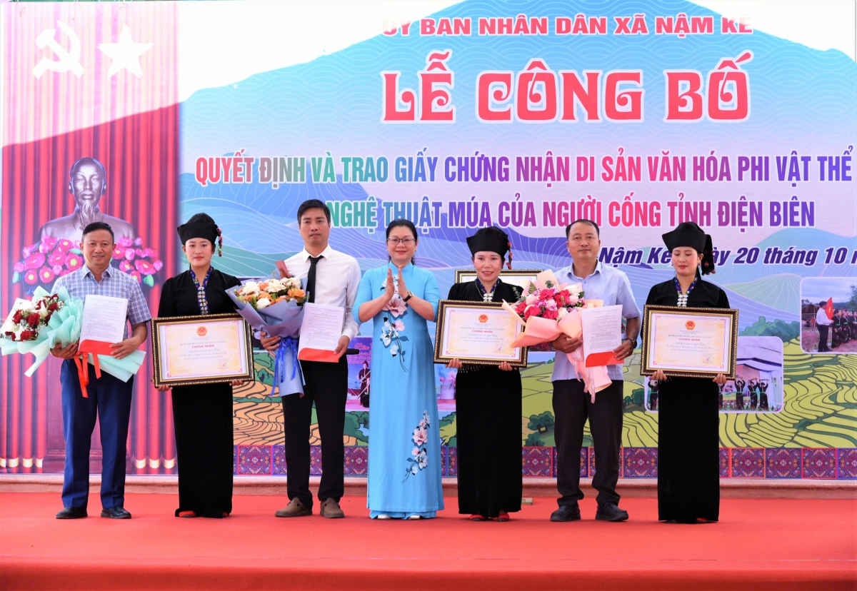Công bố quyết định và trao Giấy chứng nhận di sản văn hóa phi vật thể quốc gia đối với Nghệ thuật múa của người Cống.(Ảnh: Vũ Lợi)