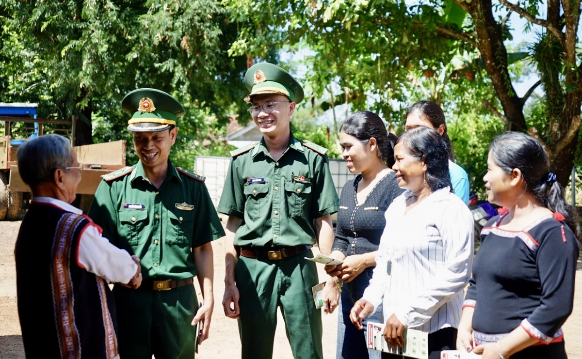 Bộ đội Biên phòng phối hợp với Hội Phụ nữ và già làng, người có uy tín đi tuyên truyền vận động ở cơ sở. (Ảnh: Nguyễn Thảo)
