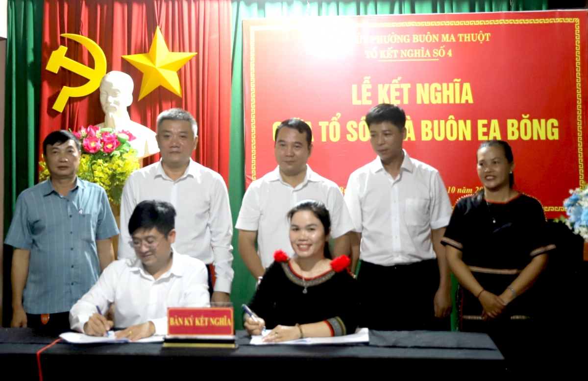 Các đơn vị ký kết biên bản ghi nhớ hỗ trợ hỗ trợ bà con phát triển sản xuất, nâng cao thu nhập, giảm nghèo; chăm lo giáo dục, y tế và giữ gìn bản sắc văn hóa dân tộc. (Ảnh: H Xíu)