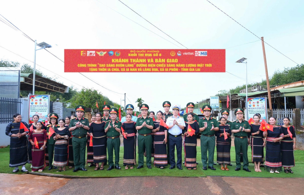 Đại diện các đơn vị Khối thi đua số 8 cùng nhân dân xã Ia Nan khánh thành công trình Sao sáng buôn làng.(Ảnh: Hoàng Qui; Nguyễn Thảo)