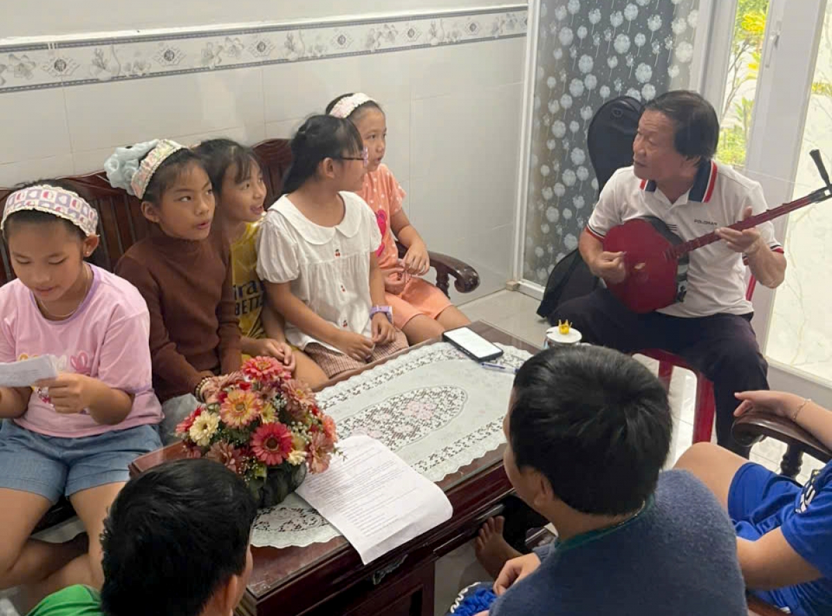 Các câu lạc bộ văn hóa dân gian, đờn ca tài tử ở phía Đông Đắk Lắk thu hút thanh thiếu niên tham gia, tập luyện. (Ảnh: H Xíu)