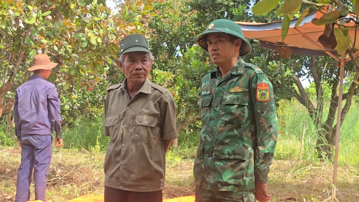 Ông Siu Pich cũng thường xuyên ra thăm lực lượng chức năng làm nhiệm vụ tìm kiếm quy tập hài cốt liệt sĩ tại rẫy điều nhà mình.(Ảnh: Hoàng Qui)