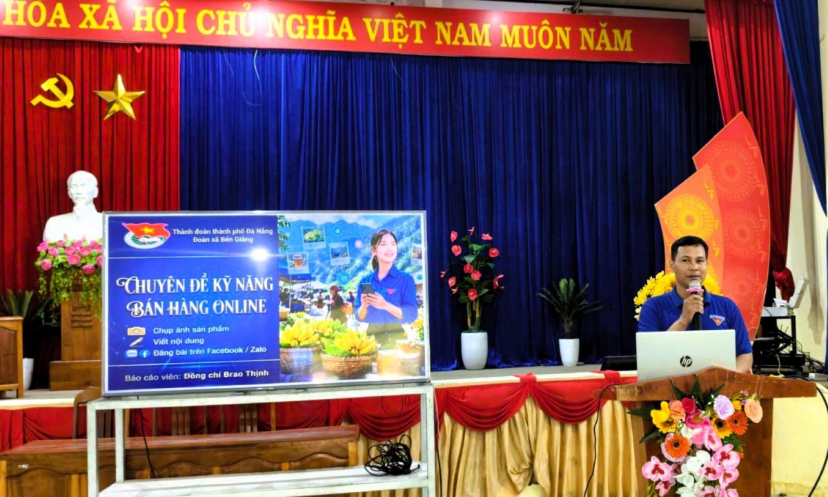 Tập huấn nâng cao kỹ năng bán hàng online cho thanh niên xã Bến Giằng.(Ảnh: Vinh Thông)