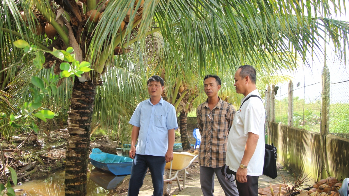 Ông Liêm (đứng giữa) đang chia sẻ về mô hình sản xuất của mình.(Ảnh: Thạch Hồng)