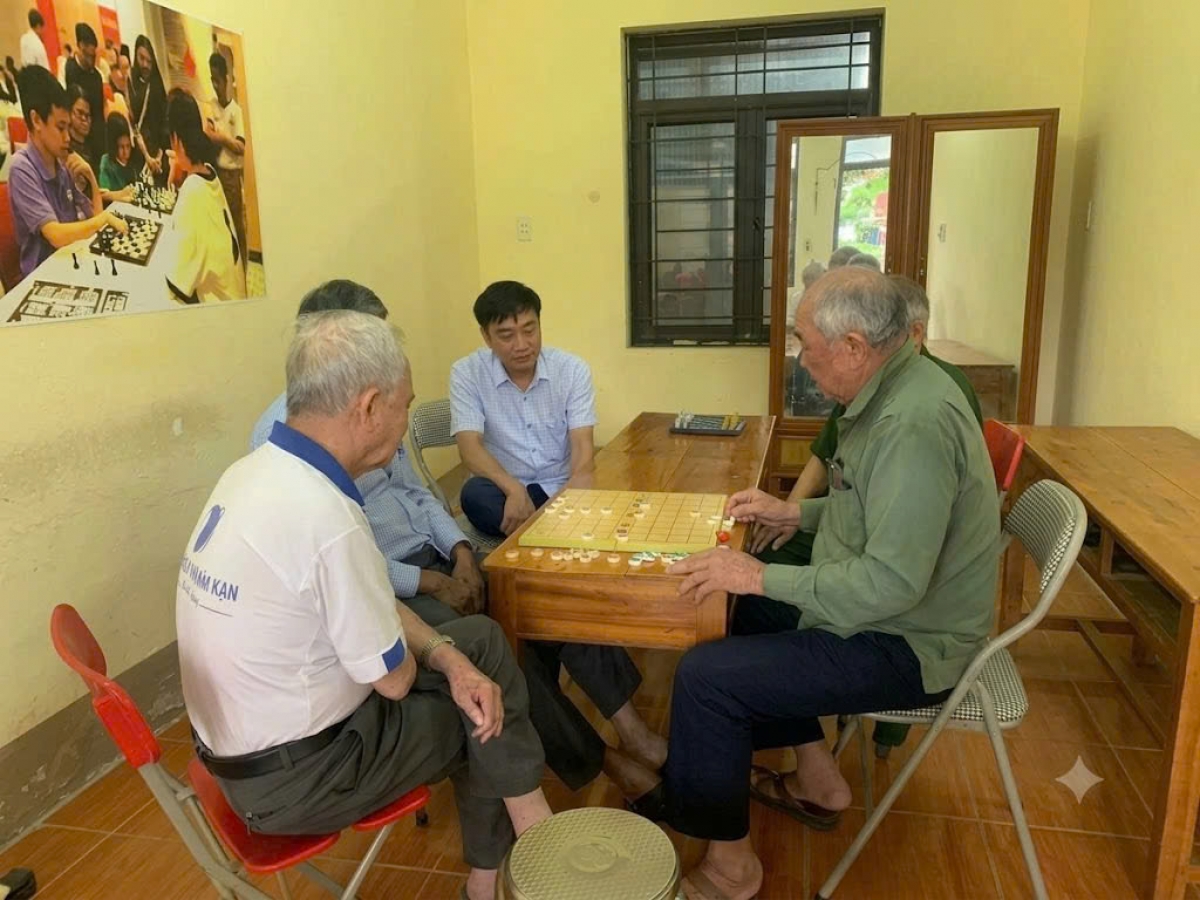 Người cao tuổi không chỉ được thăm khám, tư vấn sức khỏe mà còn có không gian giao lưu, văn nghệ và giải trí.(Ảnh: Công Luận- Thuý Kiều)