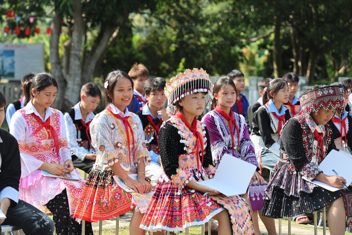Thay vì những bài giảng khô khan, tiết học biên cương trở nên trực quan, sinh động hơn rất nhiều so với việc học tập trong lớp học thông thường với bảng đen, phấn trắng.(Ảnh: An Kiên)