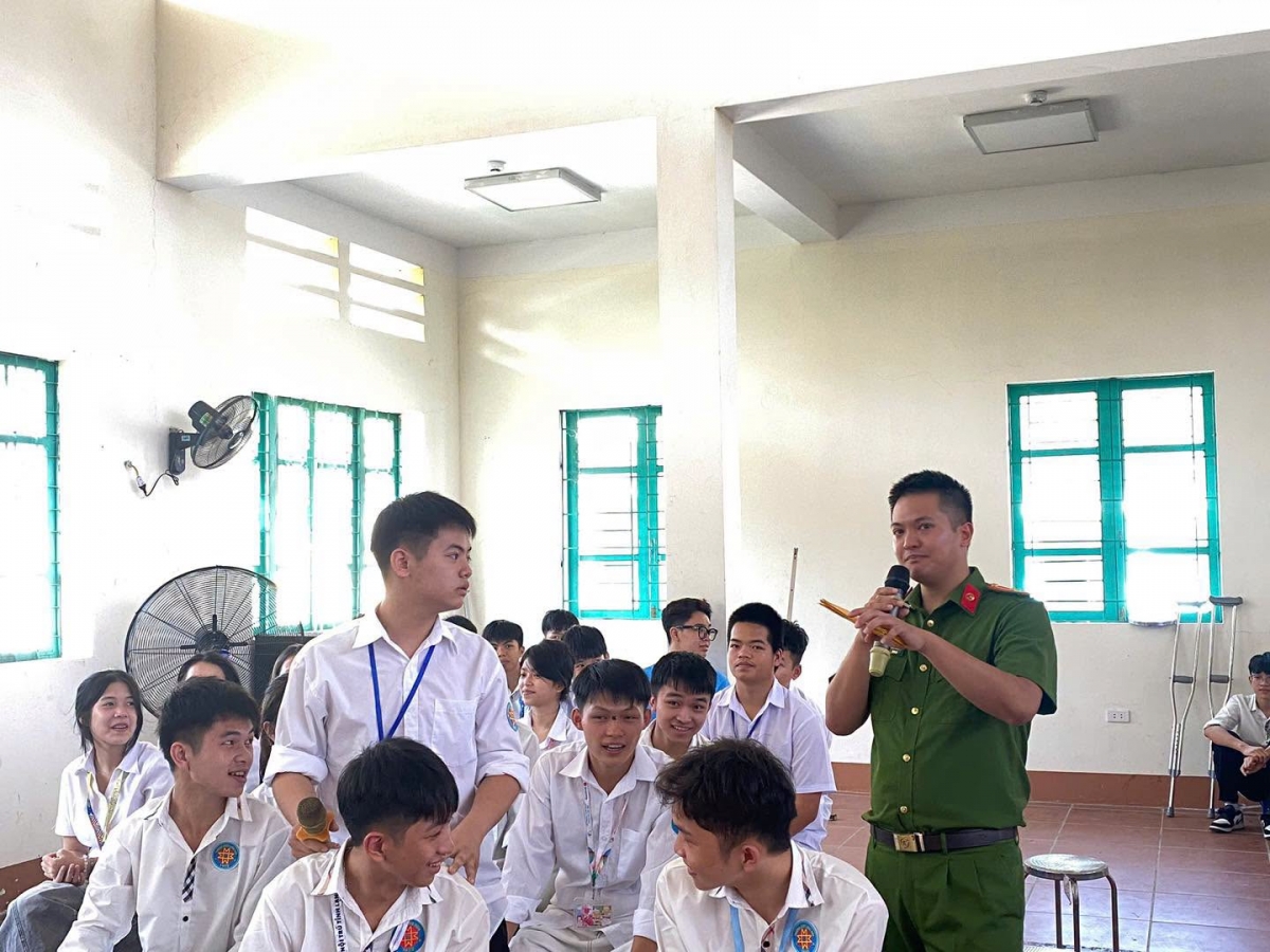 Khi sự cảnh giác trở thành thói quen trong từng gia đình và khu dân cư, người dân không chỉ bảo vệ được tài sản, dữ liệu của mình mà còn góp phần ngăn những kịch bản lừa đảo tiếp tục lan rộng. (Ảnh: Duy Thái)