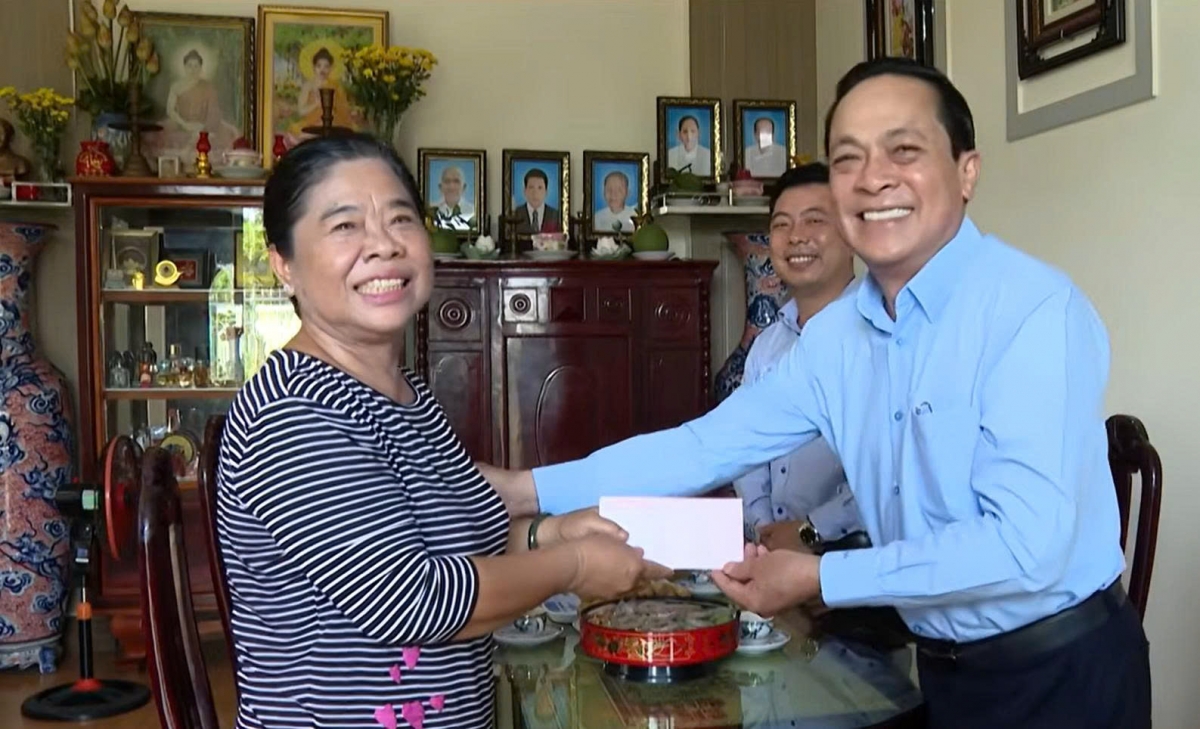 Phó Bí thư Lâm Minh Đằng thăm bà Sơn Thị Ánh Hồng, nguyên Phó Bí thư tỉnh Trà Vinh. (Ảnh: Chanh Tuy)