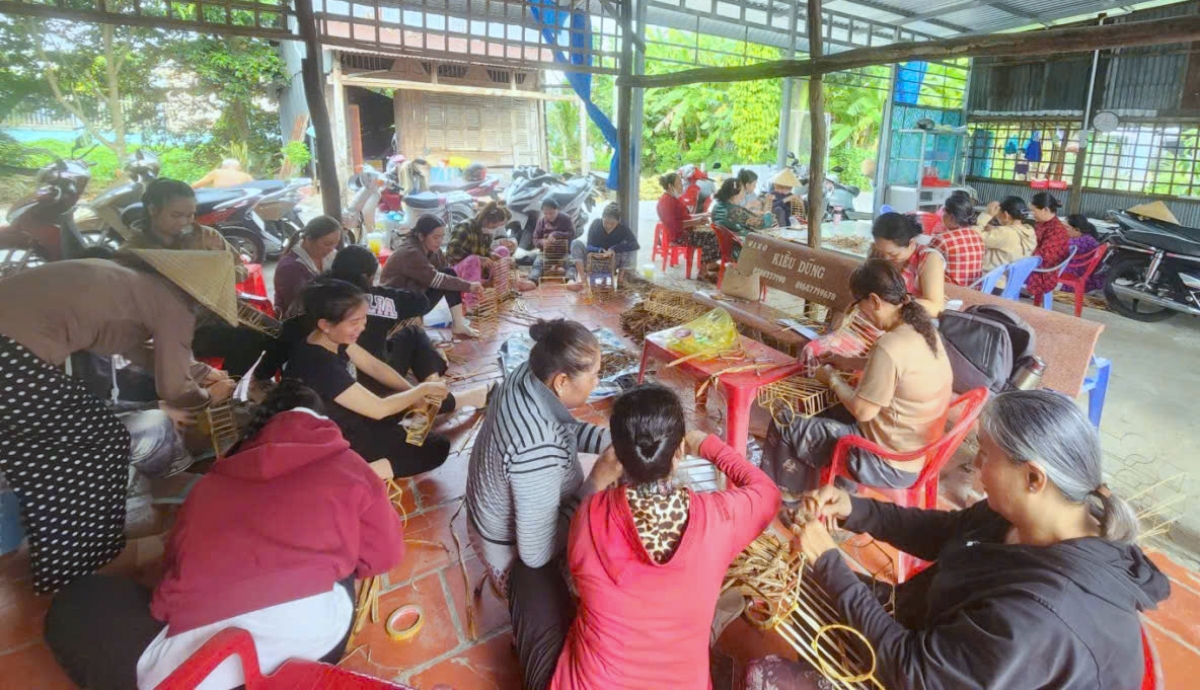 Nghề đan lục bình đang mở hướng sinh kế cho phụ nữ nông thôn ở Cần Thơ. (Ảnh: Phạm Hải)