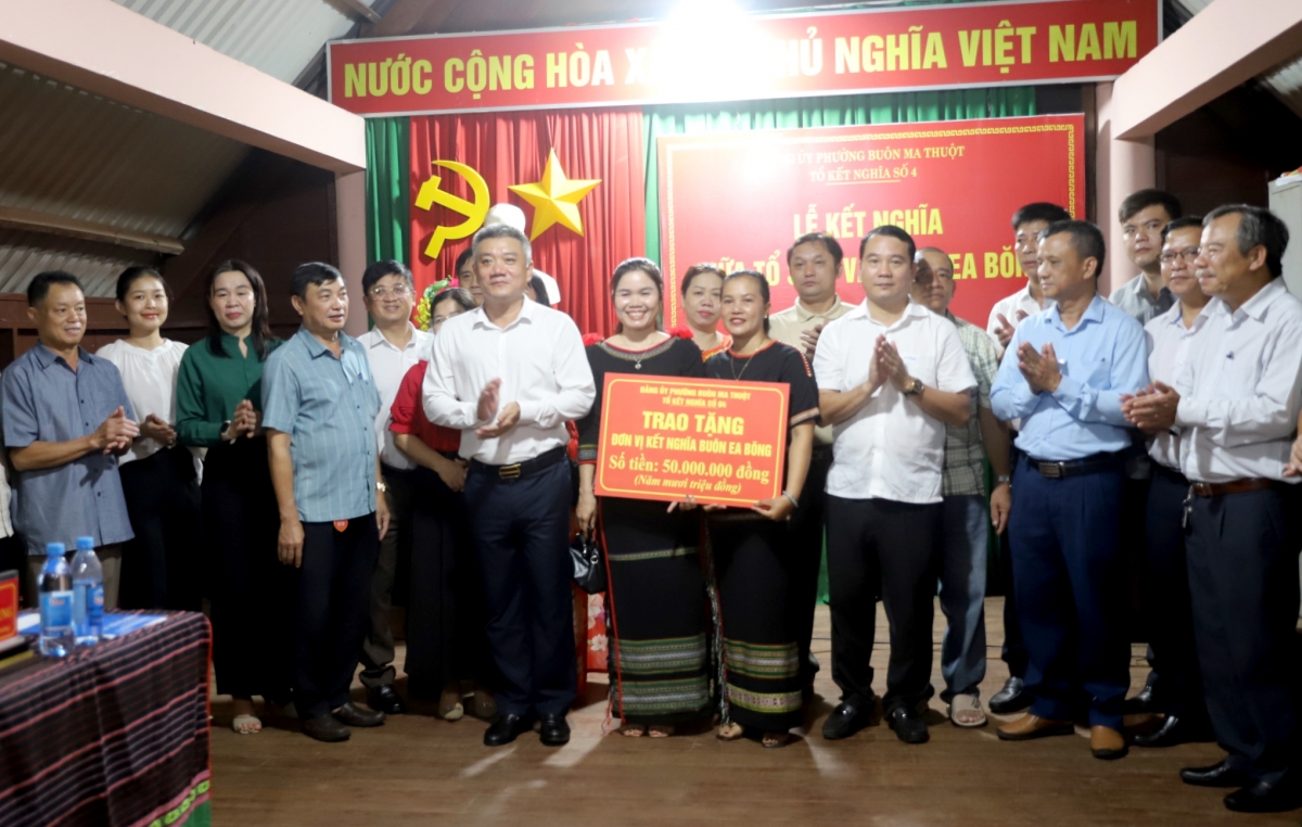 Các cơ quan, đơn vị tặng quà buôn kết nghĩa.(Ảnh: H Xíu)